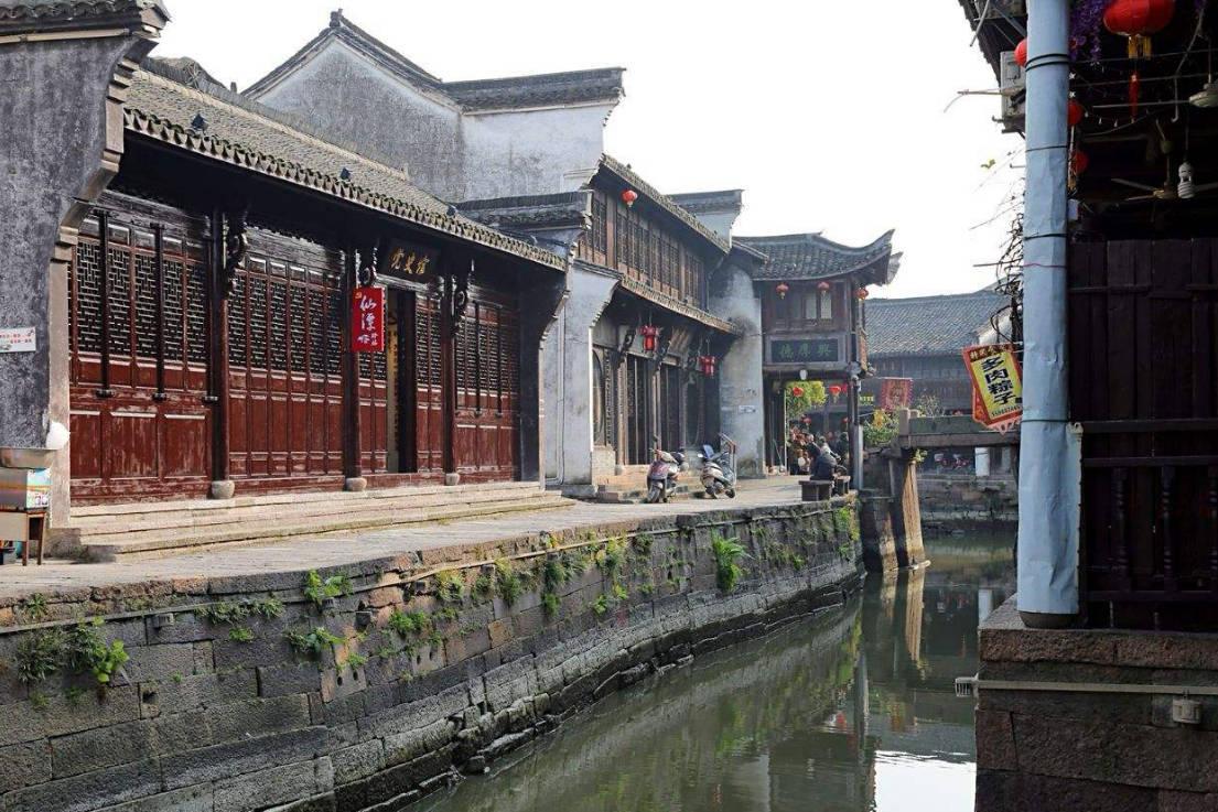 男孩得了奖状后一路展示 ，“奖状之大，小小书包装不下”